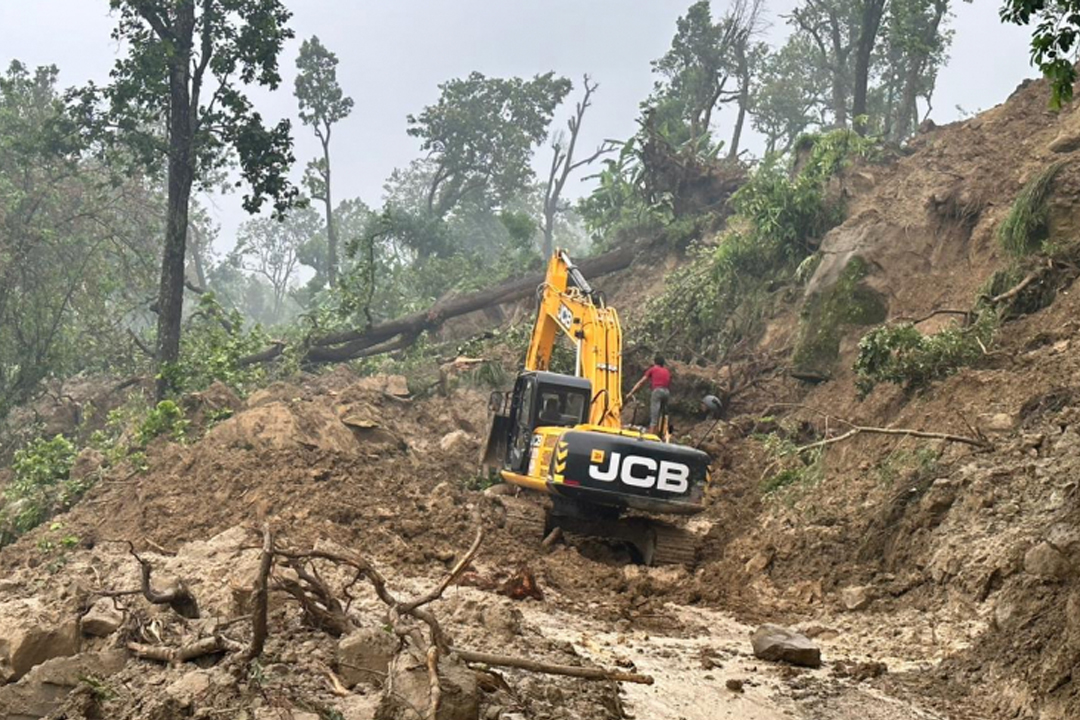 भिमदत्त राजमार्ग अझै सुचारु भएन्, पहिरो पन्छ्याउने काम जारी 